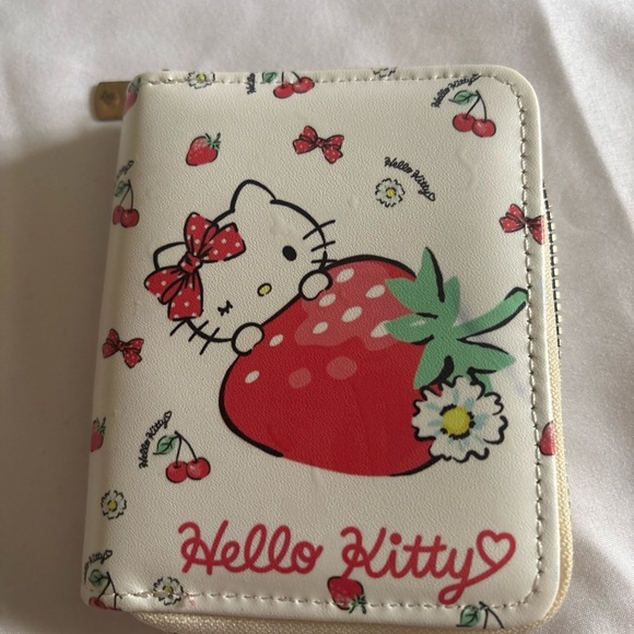 Hello Kitty White and Red Wallet - Picture 2 of 4